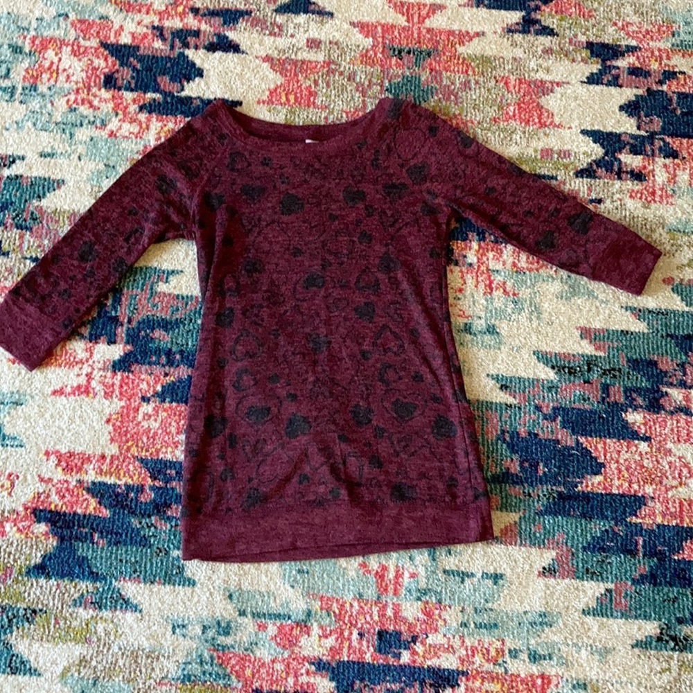 Burgundy quarter sleeve shirt with black hearts